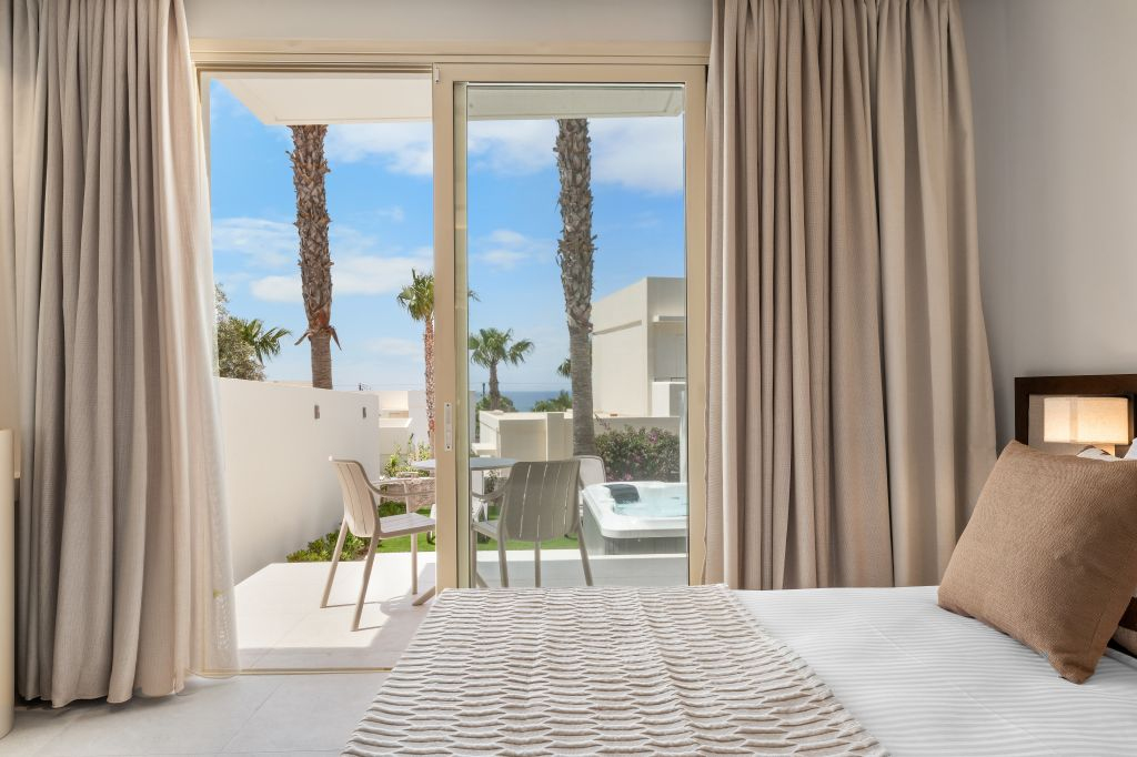 DELUXE DOUBLE WITH PRIVATE OUTDOOR JACUZZI